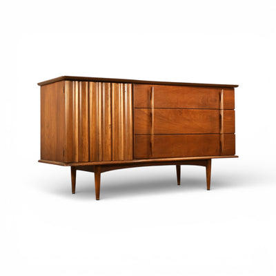 United Furniture Vintage Mid Century Modern Buffet Credenza c. 1960s ā front view