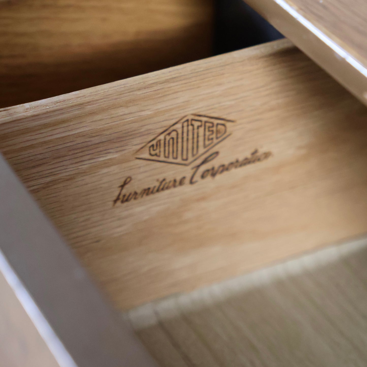 United Furniture Vintage Mid Centuet Modern 9 Drawer Keyhole Pull Lowboy Dresser c. 1960s