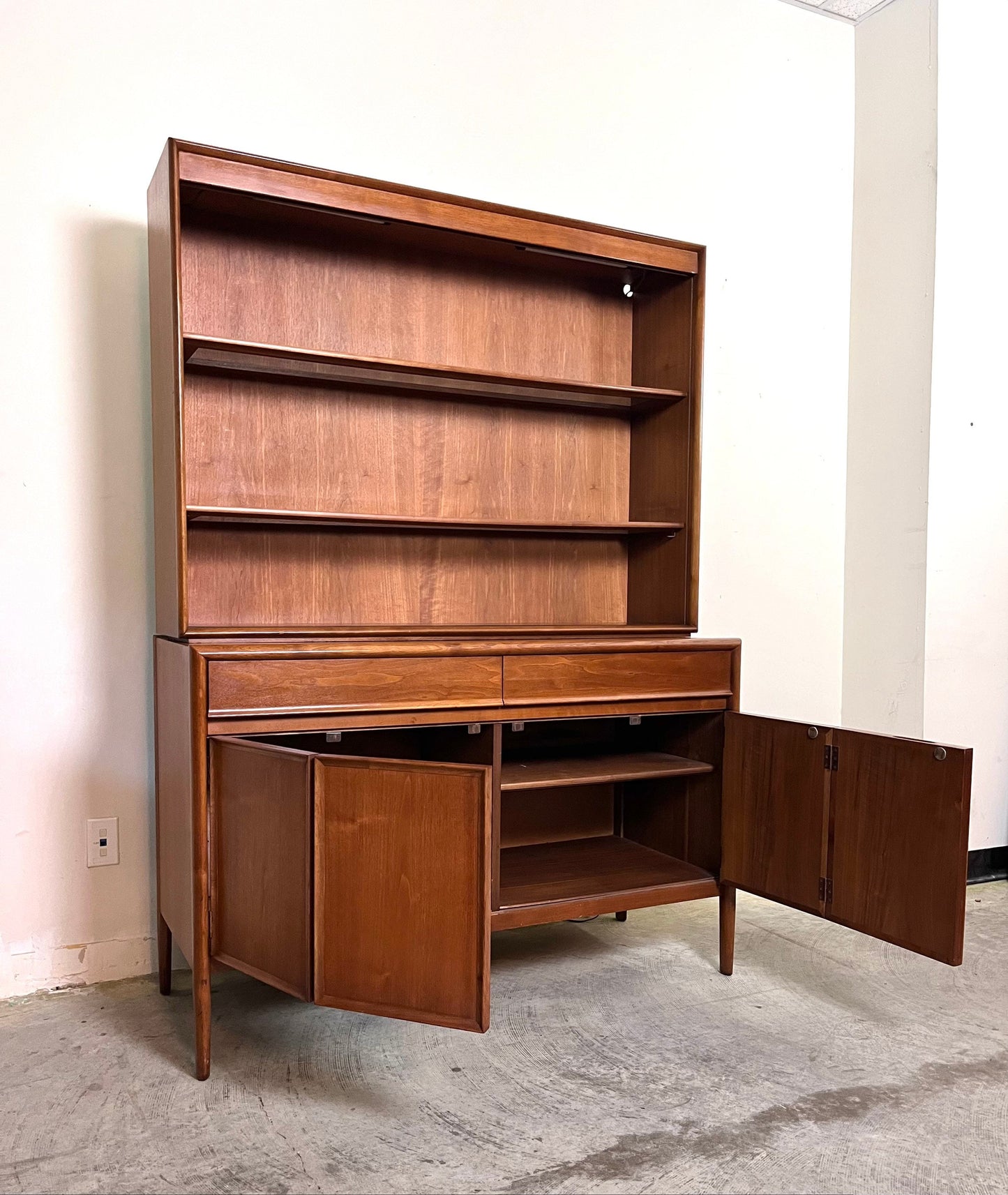 Barney Flagg for Drexel Parallel Mid Century Modern Credenza Sideboard Buffet and Hutch c. 1960s