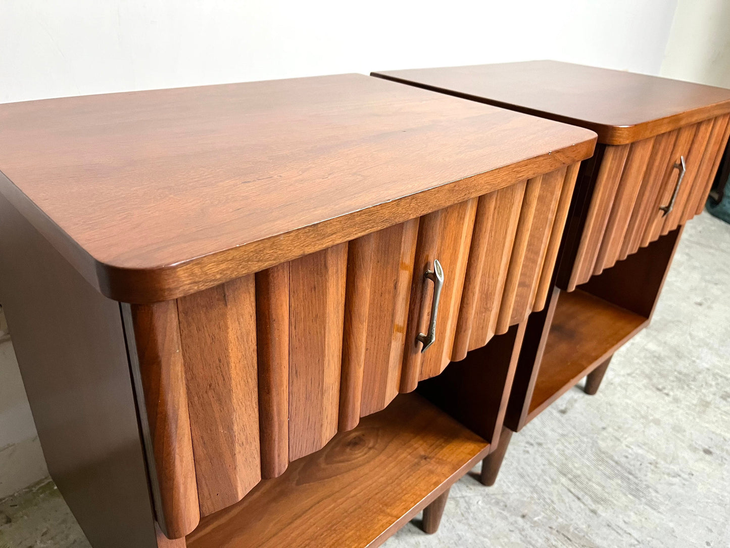 United Furniture Mid Century Modern Vintage Pair of Nightstands c. 1960s