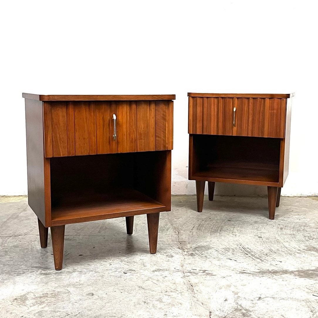 United Furniture Mid Century Modern Vintage Pair of Nightstands c. 1960s