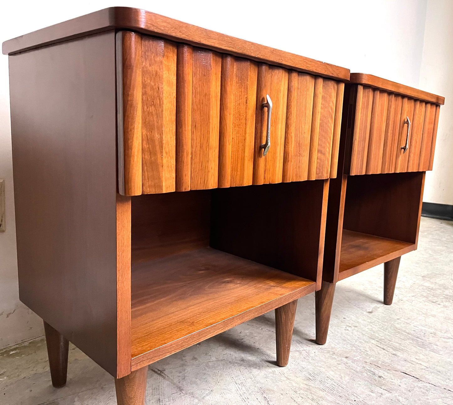 United Furniture Mid Century Modern Vintage Pair of Nightstands c. 1960s