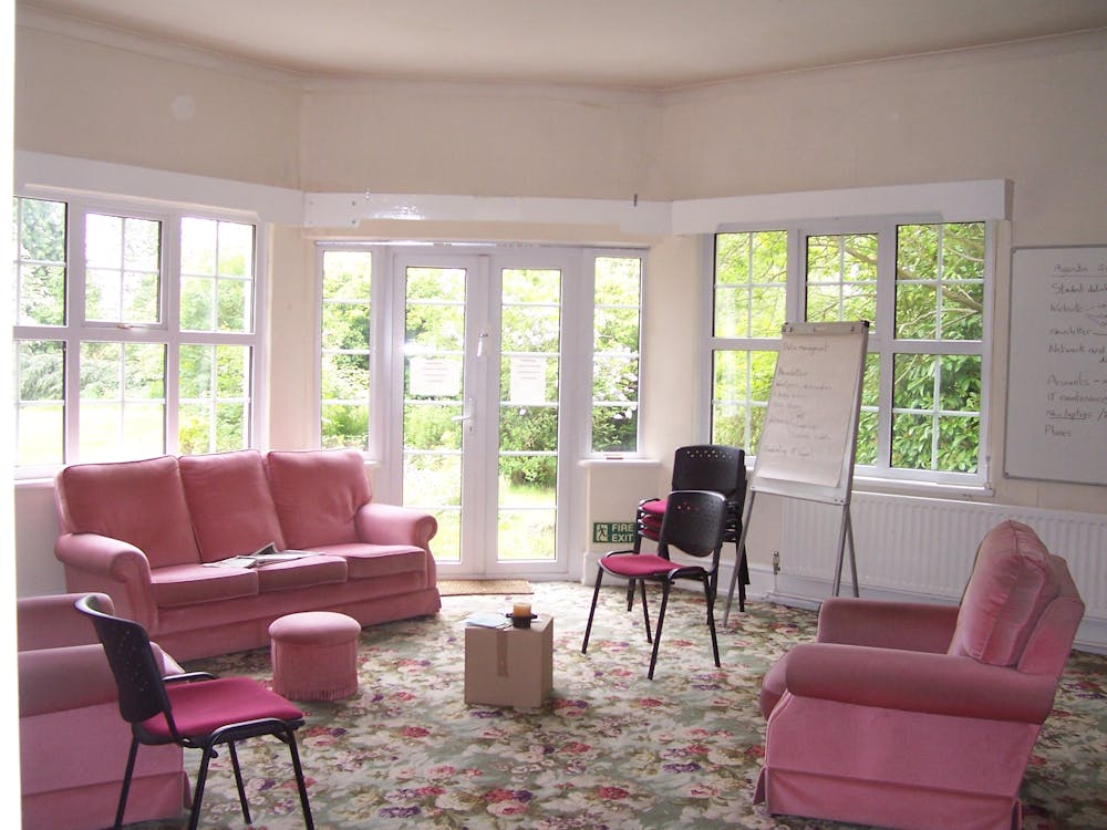 How to Style a Mid-Century Modern Living Room