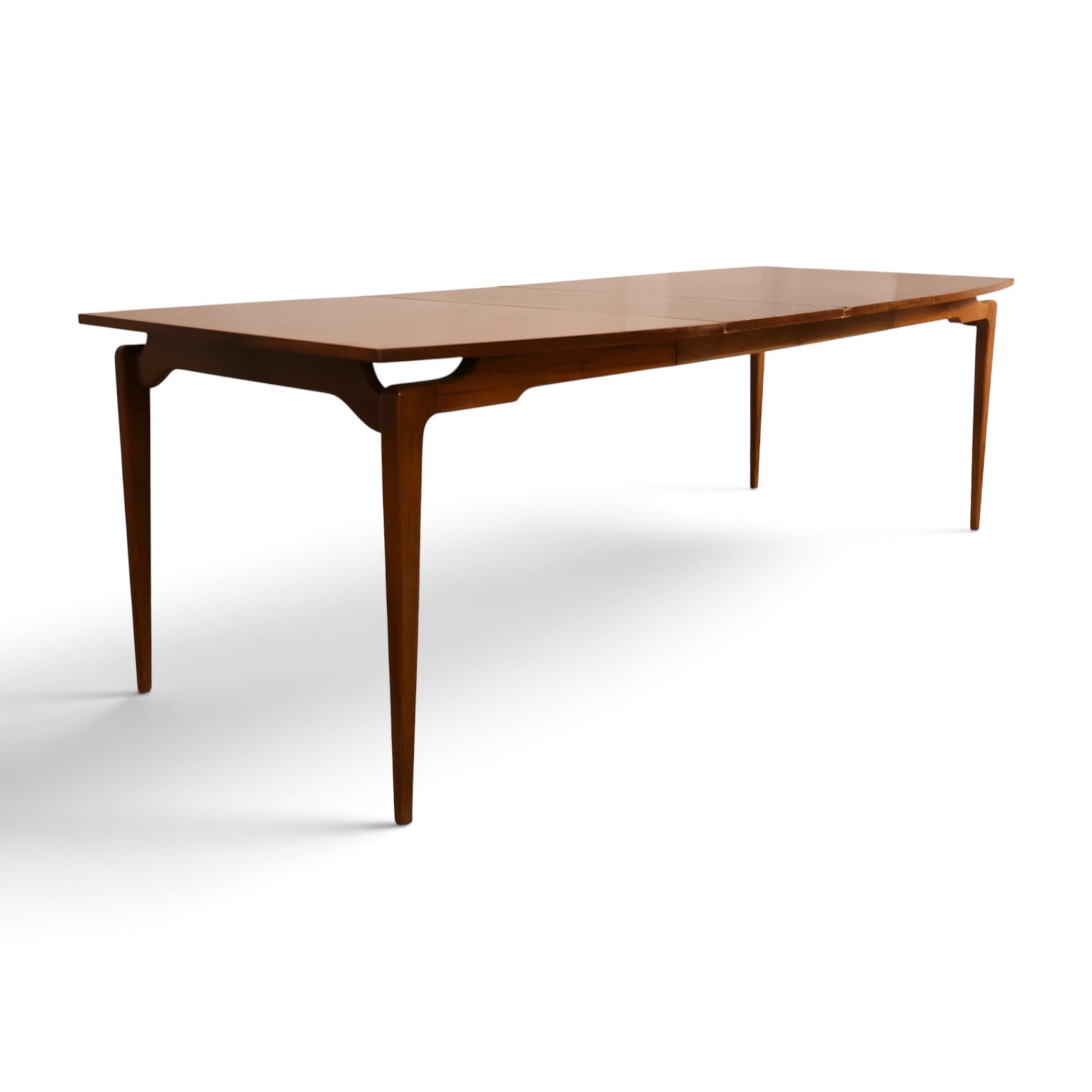 Young Manufacturing Contour dining table walnut top detail view