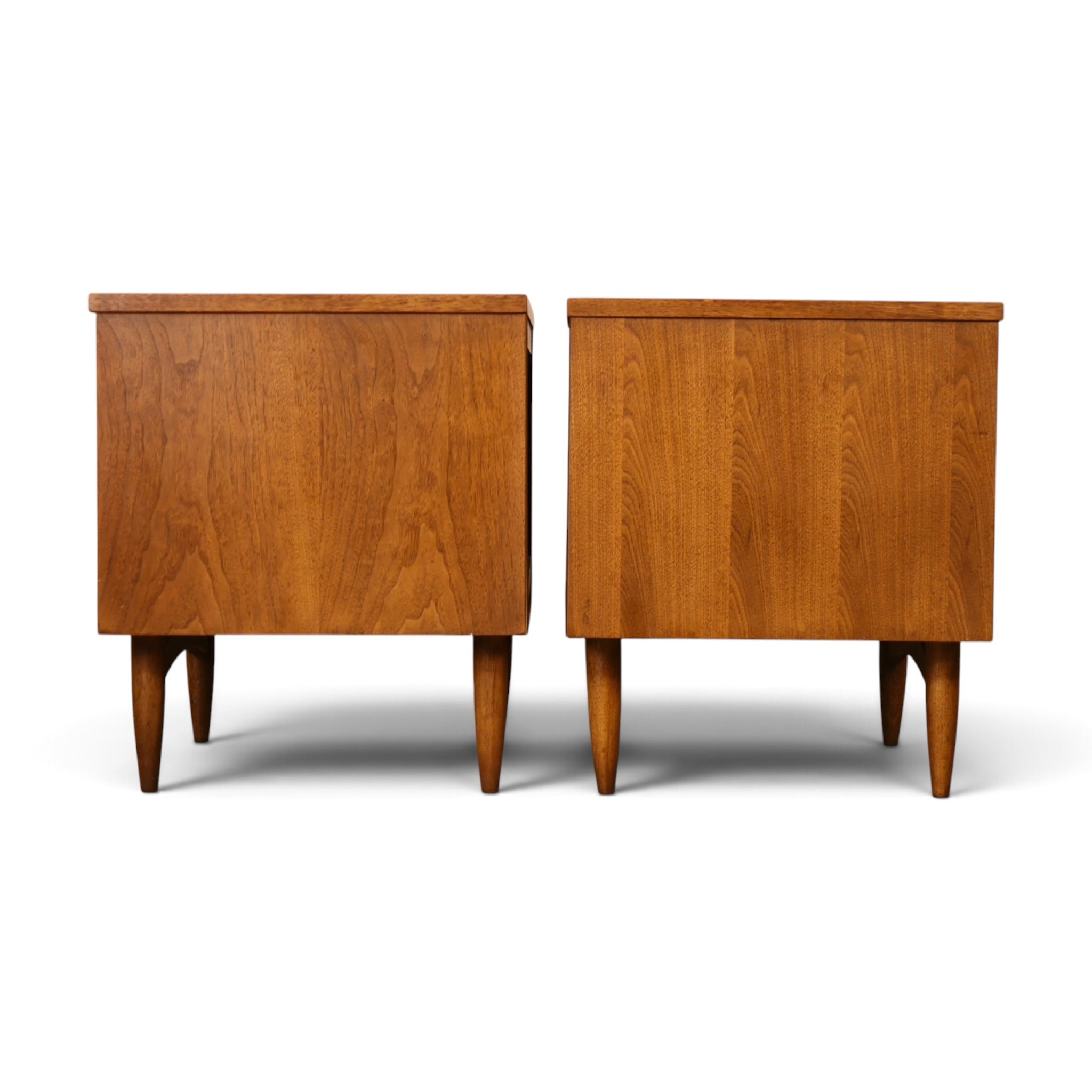 Broyhill Sculptra Mid Century Modern Pair of Nightstands 1960s