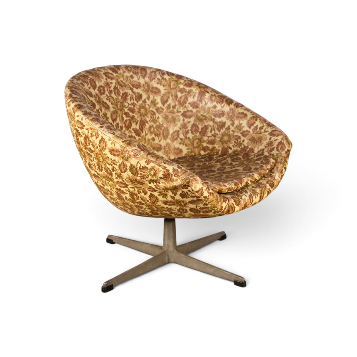 Overman Sweden pod swivel chair angle view