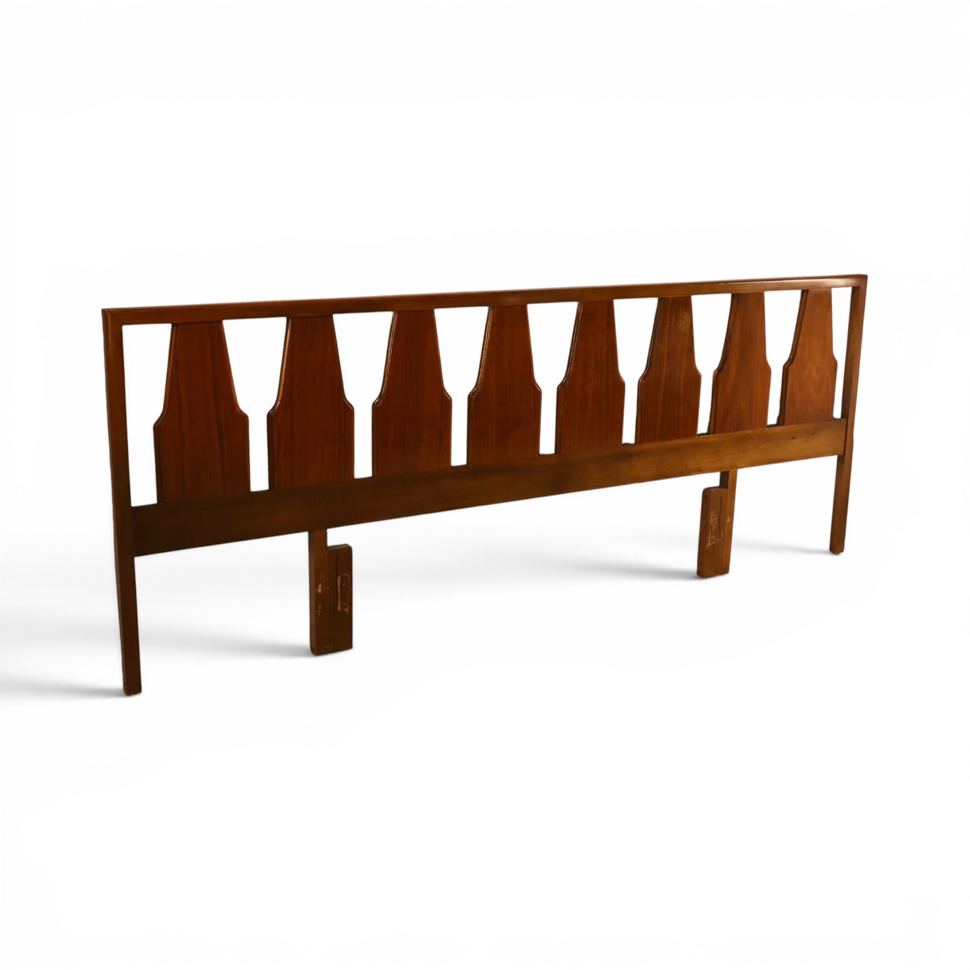 Young Manufacturing king headboard three quarter view of sculpted spindles
