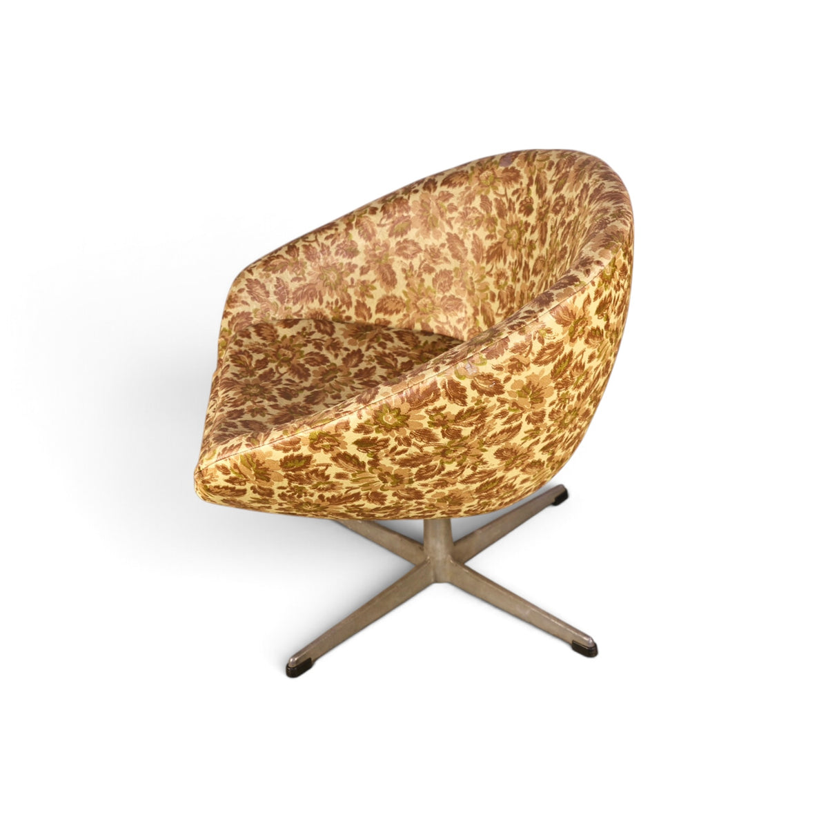 Overman Sweden pod swivel chair angle view