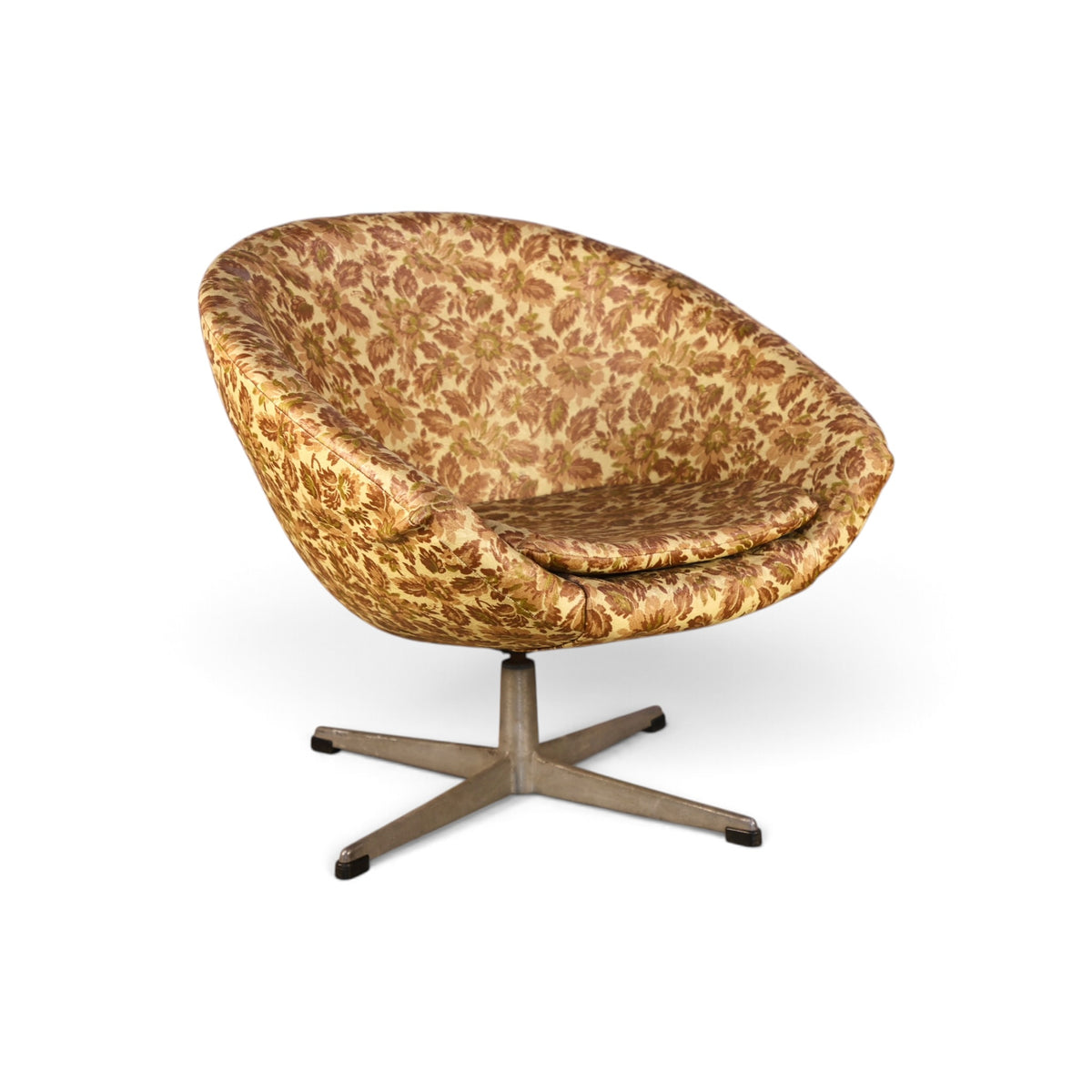 Overman Sweden pod swivel chair angle view