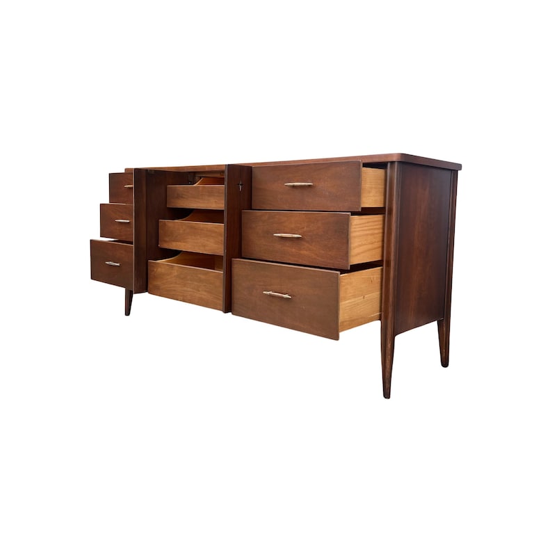 Saga broyhill store premier dresser