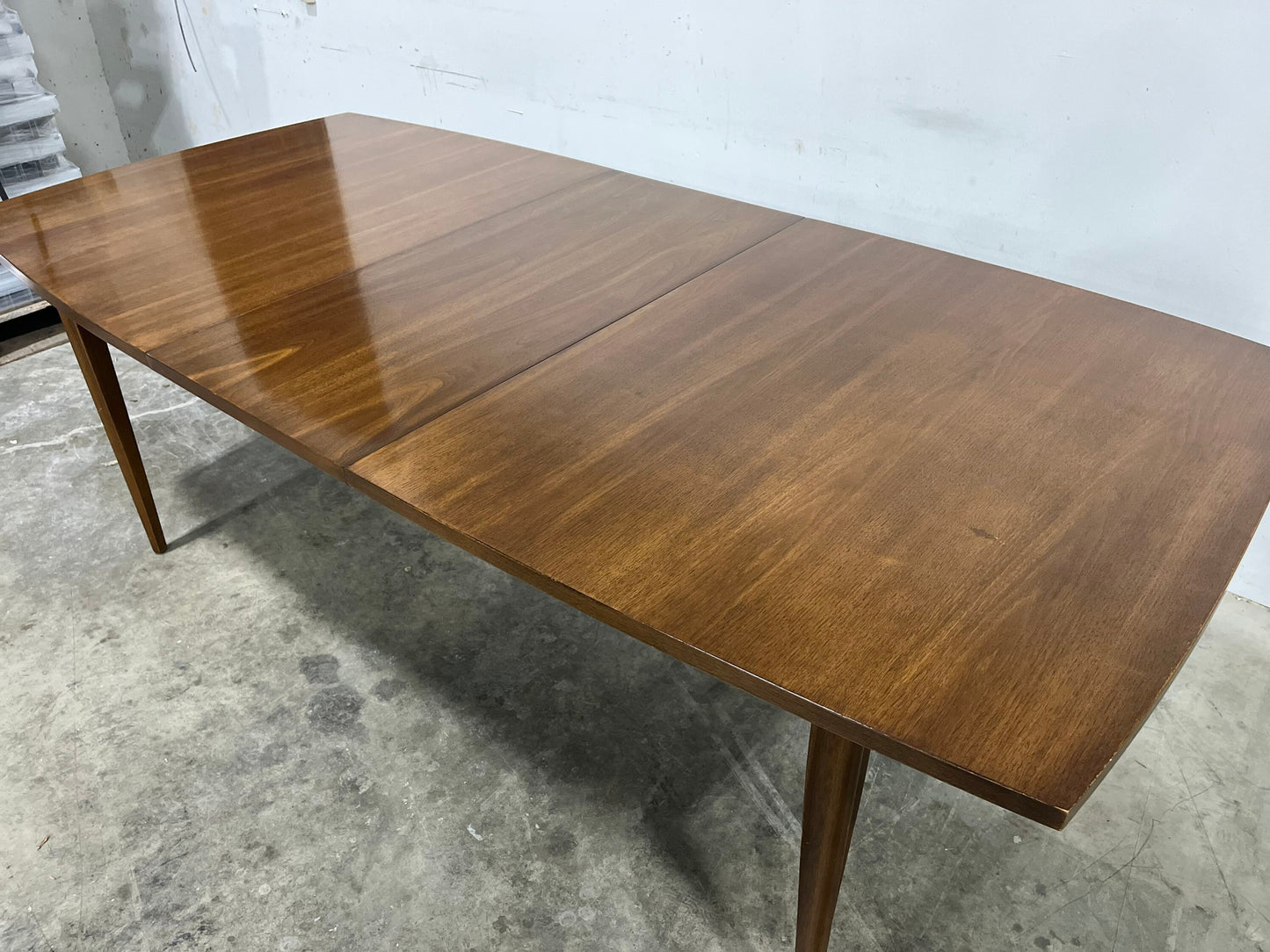 Broyhill Emphasis Mid Century Modern Dining Table - Beautiful walnut grains