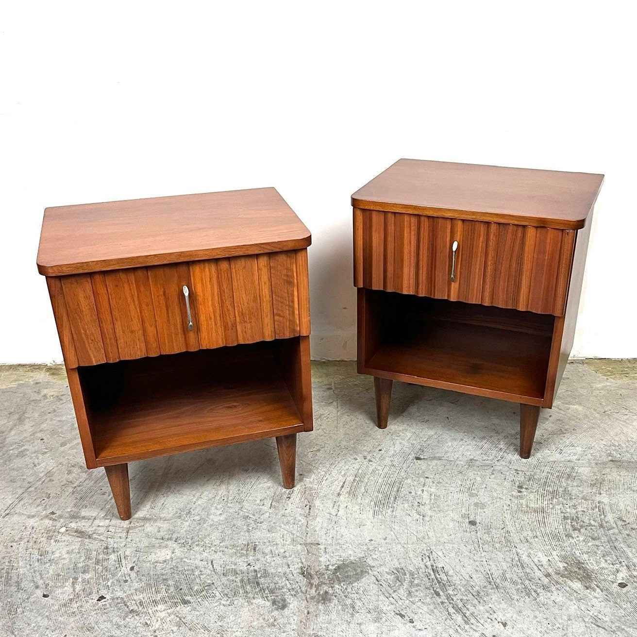 United Furniture Mid Century Modern Vintage Pair of Nightstands c. 1960s