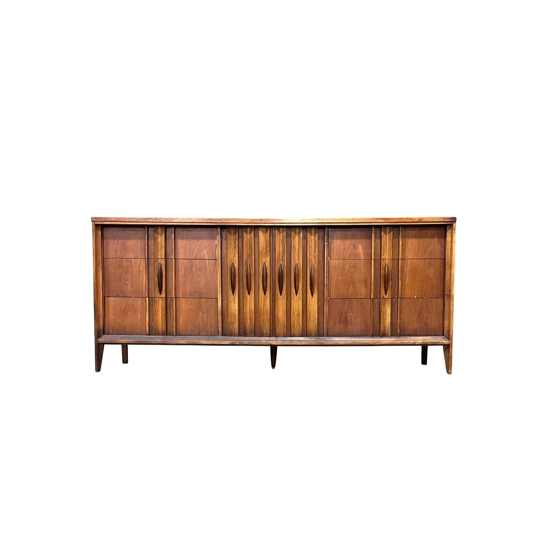 Vintage Thomasville dresser from the 1960s with ribbed facade and walnut sculpted ellipses