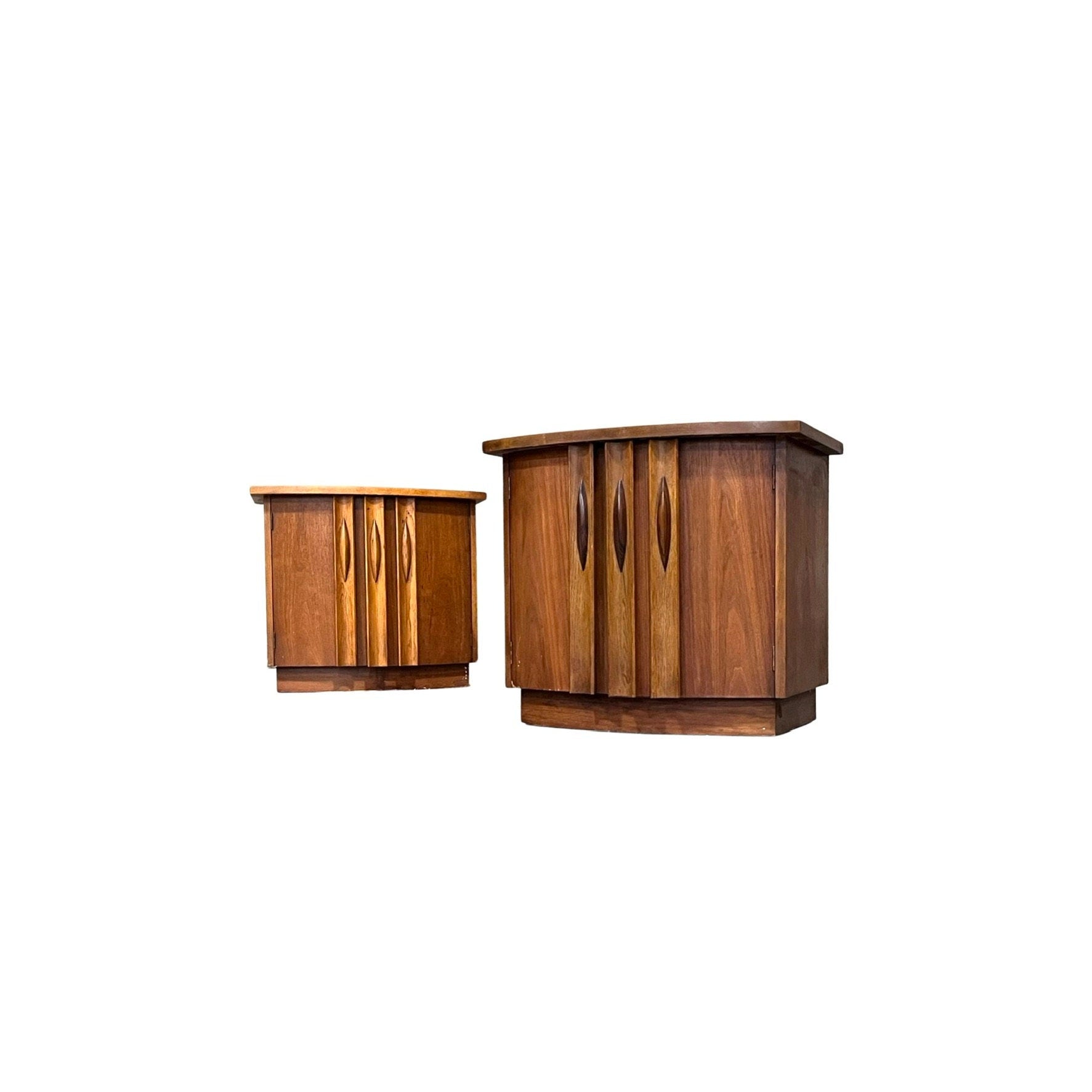 Elegant pair of vintage nightstands by Thomasville, showcasing ribbed design and solid walnut accents